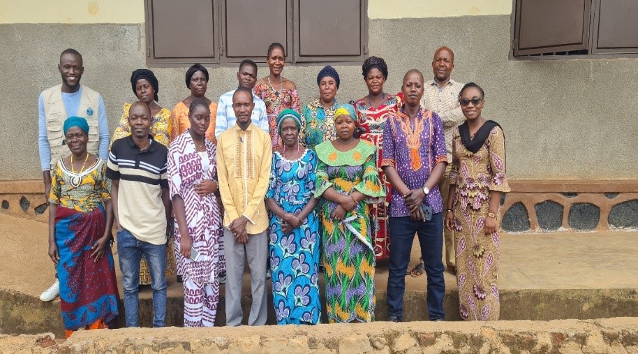 Résultat 1.2 – Image 1 : Séances de sensibilisation sur le leadership féminin, organisées à Marabo et Komanda, ayant réuni des jeunes filles, femmes, hommes et leaders communautaires et religieux.